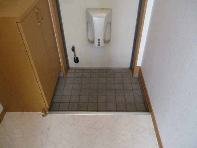 グリーンヒルズ津福の玄関