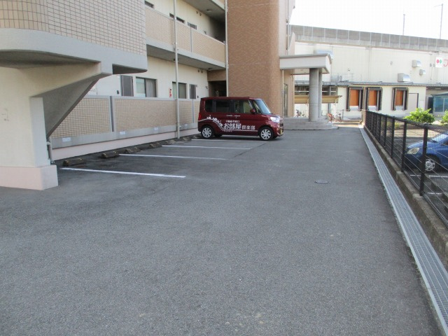 グリーンヒルズ津福の駐車場