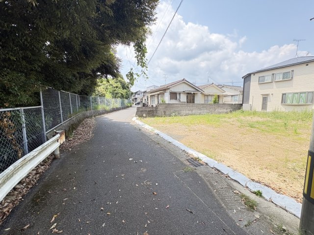 【前面道路含む現地写真】 | 前面道路は交通量の少ない一方通行の土地になります。