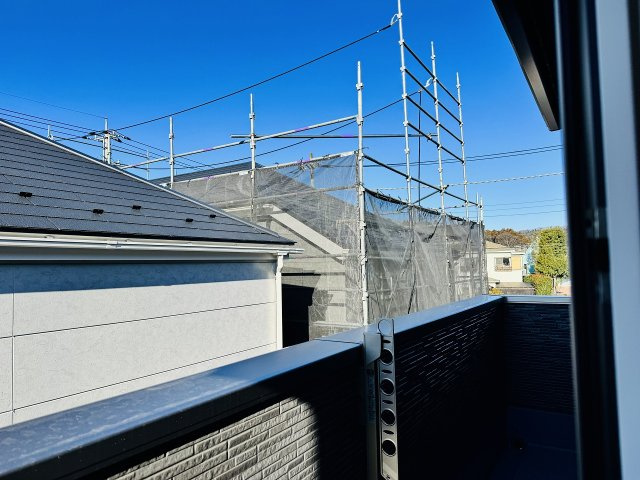 八王子市　大楽寺町　新築一戸建て　１期のバルコニー|～2部屋から出入り可能なバルコニーです～
