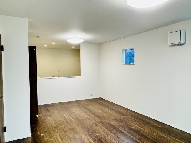 八王子市　大楽寺町　新築一戸建て　１期の居間・リビング|～13.95帖の明るいLDKで、家族団欒の時間をお過ごしいただけます～