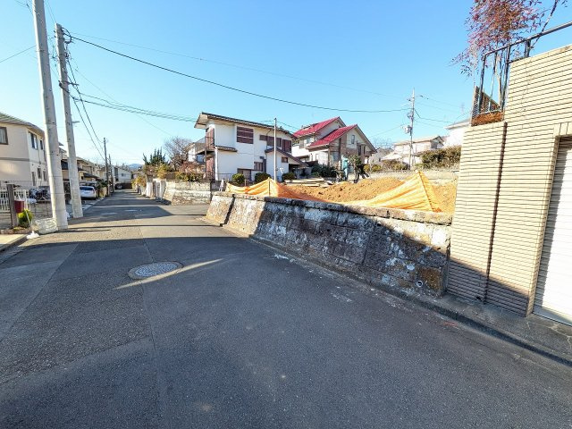 八王子市　長房町　新築一戸建て　Ⅰ期の前面道路含む現地写真|～南側6ｍ、西側5m道路に面しています～