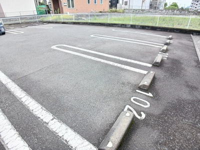 【駐車場】 | ブルック・パーク・サイド | 駐車場があるので、車を買う予定の方も安心です
