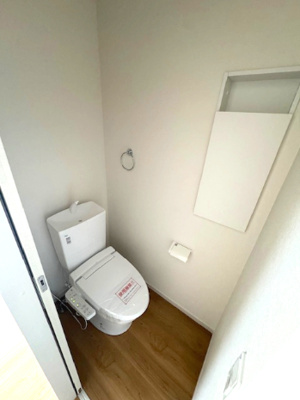 【トイレ】 | Terrechez堺市中区八田南之町1期 | 温水洗浄便座付のトイレで、冬の寒い時期でも快適！壁面には収納が設置されているので、予備のペーパー類も収納できます。