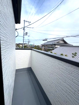 【バルコニー】 | Terrechez堺市中区八田南之町1期 | 暖かい陽光が差し込む南向きバルコニー！たっぷりのお洗濯物もカラッと乾きそうですね。