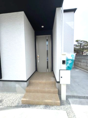 【玄関】 | Terrechez堺市中区八田南之町1期 | 屋根付きのポーチで雨天時も鍵の開閉や荷下ろしもラクラク！小中学校が徒歩10分圏内とお子様の通学も安心です。