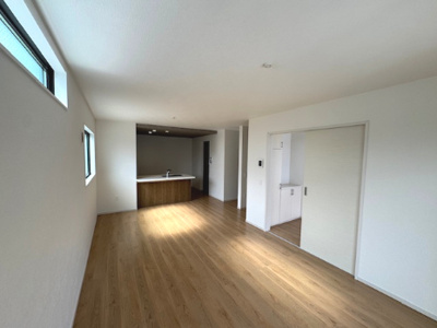 【居間・リビング】 | Terrechez堺市中区八田南之町1期 | 家族が集まるLDKは18帖！玄関を入ると、このリビングを通る間取りのため、家族とのコミュニケーションが自然と増えます。