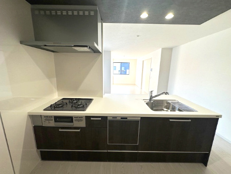 【キッチン】 | Terrechez豊中市清風荘1期　3号棟 | 広々使い勝手の良いシステムキッチン！家族と会話を楽しみながら料理ができ、配膳や片付けもラクラク。