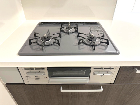 【キッチン】 | Terrechez豊中市清風荘1期　3号棟 | 嬉しい3口コンロ付き！茹でる揚げる炒める等の調理が同時にでき、お料理の時間も短縮できます。