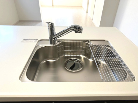 【キッチン】 | Terrechez豊中市清風荘1期　3号棟 | 広々シンク！シャワー水栓ですみずみまで水が届くので、シンクのお手入れもラクに行えます。
