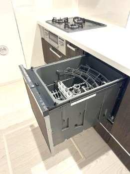 【キッチン】 | Terrechez豊中市清風荘1期　3号棟 | 使いやすいビルトイン食洗機付きで、洗浄から乾燥までワンタッチ！家事の負担も軽減してくれます。