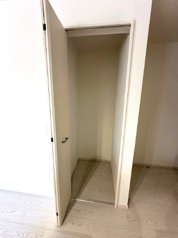 【収納】 | Terrechez豊中市清風荘1期　3号棟 | キッチン横の収納スペース！日用品のストックも使い勝手の良い場所に収納でき、置き場所に困ることがありません。