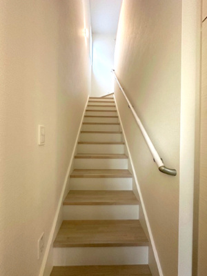 【内装】 | Terrechez豊中市清風荘1期　3号棟 | 暗い空間になりがちな階段も、窓を設置することで、影の中に光が降り注ぐ空間に。