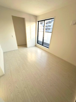 【寝室】 | Terrechez豊中市清風荘1期　3号棟 | 6.5帖洋室！南向きバルコニーに出入りでき、明るく気持ちの良いお部屋。かさばる物もスッキリ片付くWIC付き！