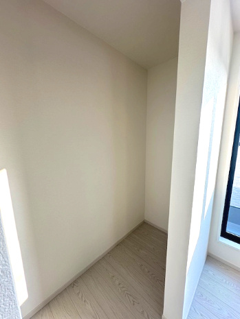 【収納】 | Terrechez豊中市清風荘1期　3号棟 | 6.5帖洋室のWIC！バルコニーから洗濯物をそのまま収納すれば洗濯動線もバッチリ。