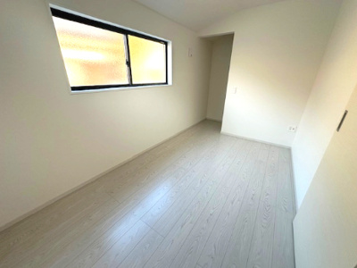 【洋室】 | Terrechez豊中市清風荘1期　3号棟 | 5帖の洋室！全居室洋室で内装もシンプル。多様なインテリアやレイアウトが楽しめます。