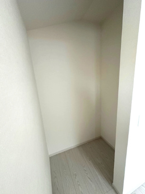 【収納】 | Terrechez豊中市清風荘1期　3号棟 | 5帖洋室にもWIC付き！扉のないオープン仕様で、洋服やバッグなどサッと収納できるため、お部屋が自然と片付きます。