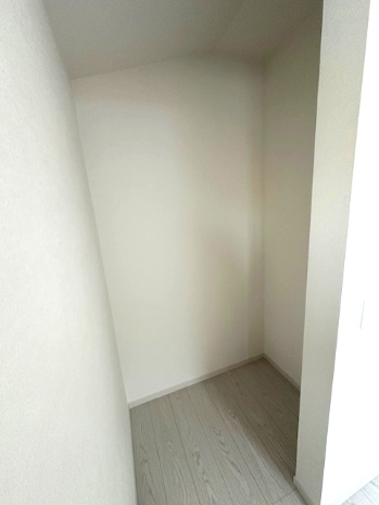 【収納】 | Terrechez豊中市清風荘1期　3号棟 | 5帖洋室にもWIC付き！扉のないオープン仕様で、洋服やバッグなどサッと収納できるため、お部屋が自然と片付きます。