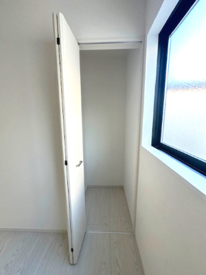 【洋室】 | Terrechez豊中市清風荘1期　3号棟 | 4.5帖洋室のクローゼット！ホワイト調の建具で部屋の中が明るく見え、部屋を広く見せる効果も。