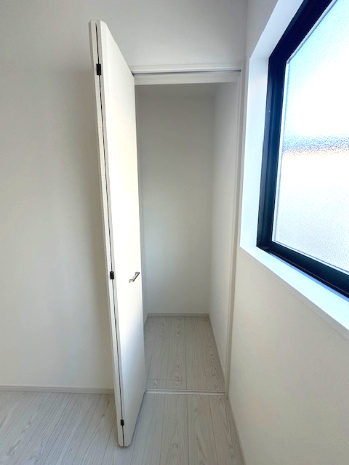 【洋室】 | Terrechez豊中市清風荘1期　3号棟 | 4.5帖洋室のクローゼット！ホワイト調の建具で部屋の中が明るく見え、部屋を広く見せる効果も。