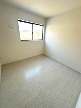 【洋室】 | Terrechez豊中市清風荘1期　3号棟 | 4.5帖洋室！個室は2階に集約し、家族がそれぞれの部屋でリラックスでき、仕事や趣味に集中しやすい環境を作れます。