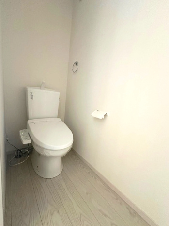 【トイレ】 | Terrechez豊中市清風荘1期　3号棟 | 各階にトイレがあるので、朝の混雑も解消！トイレのたびに階段を上り下りする手間もありません。