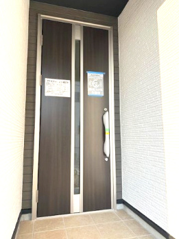 【玄関】 | Terrechez豊中市清風荘1期　3号棟 | 屋根付きのポーチで雨天時も鍵の開閉や荷下ろしもラクラク！コンビニ・スーパー等が徒歩圏内にあり買物便利です。