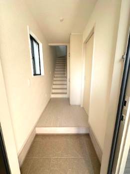 【玄関】 | Terrechez豊中市清風荘1期　3号棟 | 家族を迎えてくれる玄関スペース！※掲載中の写真は広角レンズで撮影のため、実際の見え方とは異なります。