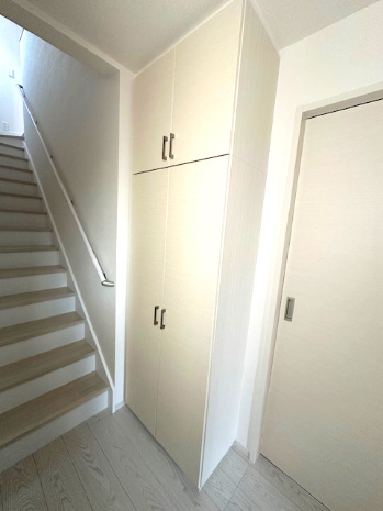 【玄関】 | Terrechez豊中市清風荘1期　3号棟 | 床から天井までを有効活用した、大きなシューズボックス有り！手すり付き階段で転倒・転落の防止はもちろん移動もラクラク。