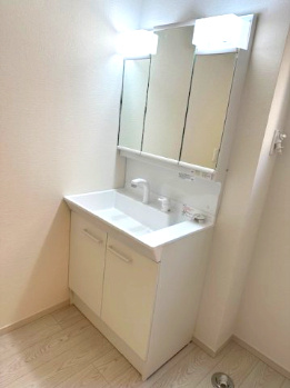 【独立洗面台】 | Terrechez豊中市清風荘1期　3号棟 | シャワー水栓の三面鏡付き洗面化粧台！キッチン後ろに洗面室が配された、家事ラク動線も魅力。