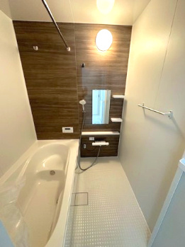 【浴室】 | Terrechez豊中市清風荘1期　3号棟 | 浴室乾燥機を搭載、ゆったり一坪サイズの浴室！木目調のアクセントパネルで優しく落ち着いた雰囲気です。