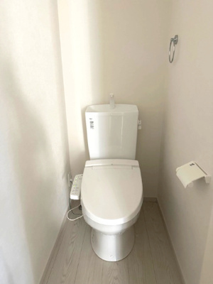 【トイレ】 | Terrechez豊中市清風荘1期　3号棟 | 温水洗浄便座付のトイレで、冬の寒い時期でも快適！汚れた時にはサッと拭けて衛生的です。