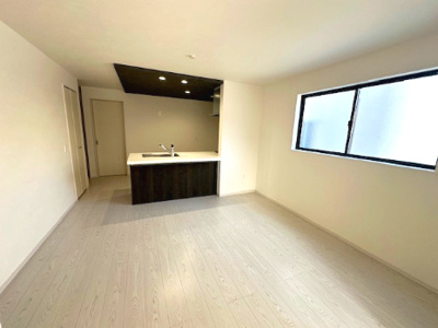 【居間・リビング】 | Terrechez豊中市清風荘1期　3号棟 | ご家族が集まるLDKは19.5帖！対面式キッチンを配し、リビングとの一体感のある開放的な空間に。