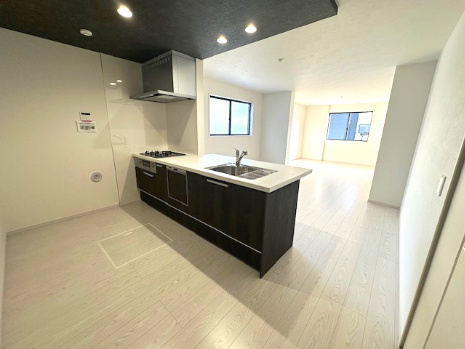 【居間・リビング】 | Terrechez豊中市清風荘1期　3号棟 | 南と東側からの暖かい陽光が降り注ぐ明るいLDK！キッチン上部の下がり天井が落ち着いた雰囲気を演出。