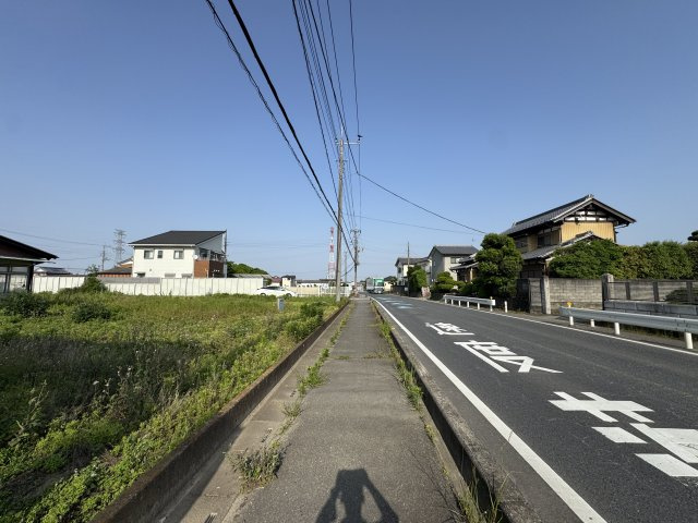 -三丁目不動産-熊谷市永井太田　土地の前面道路含む現地写真