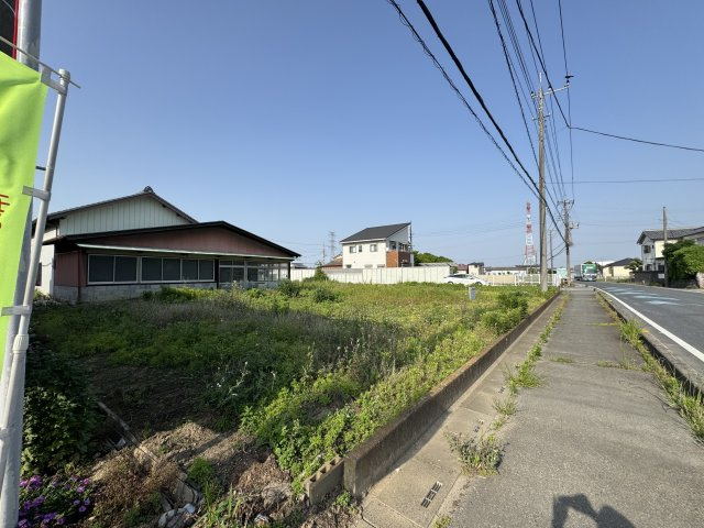 -三丁目不動産-熊谷市永井太田　土地の前面道路含む現地写真