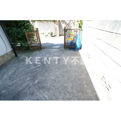 【エントランス】 | メゾンルブラン | 落ち着いたエントランスです