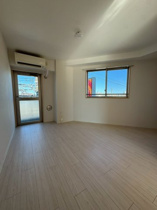 落ち着いた色調の洋室です