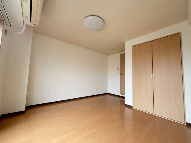 スタンダードな洋室です