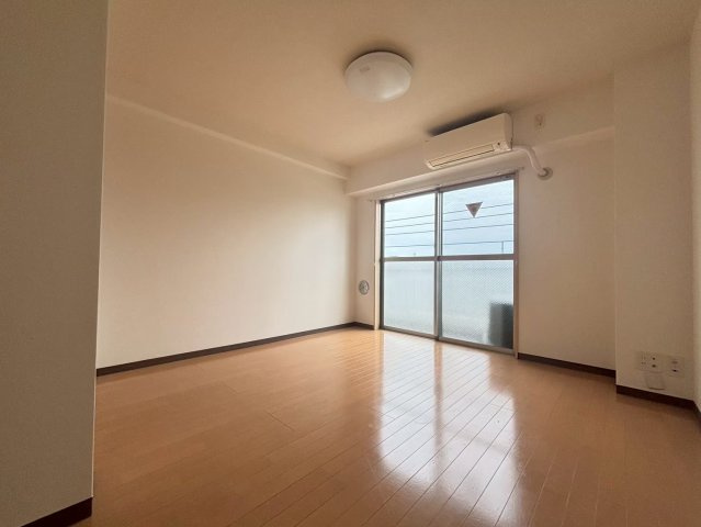 落ち着いた色調の洋室です