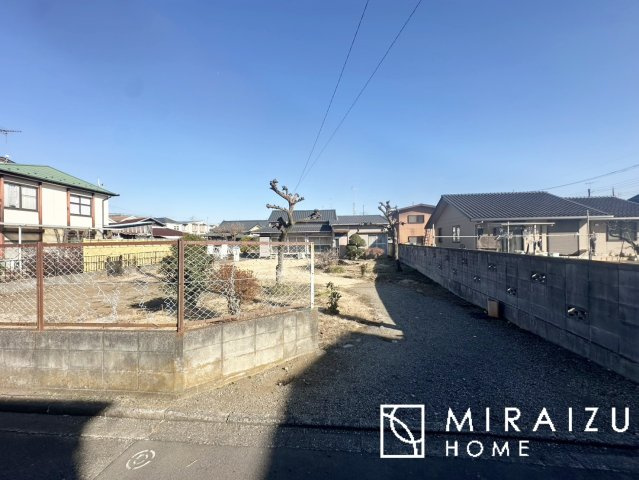 【前面道路含む現地写真】 | お車の運転に自信のない方でも安心かなと思います。とても解放感があり、日当たりも気持ちよさそうです。

