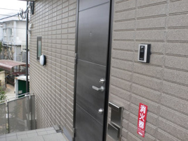 毎日通る玄関はこちらです