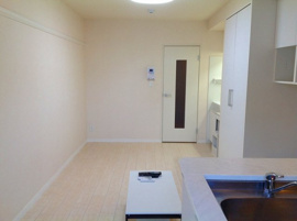 落ち着いた色調の寝室です