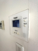 防犯対策に嬉しい！モニター付きドアホン♪