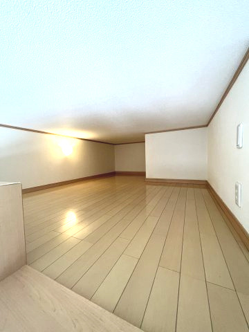ロフト4帖♪収納や寝室にも利用できますね♪