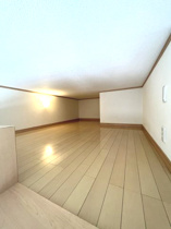 ロフト4帖♪収納や寝室にも利用できますね♪