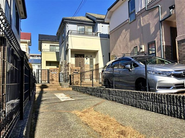 座間市入谷東二丁目戸建②の前面道路含む現地写真