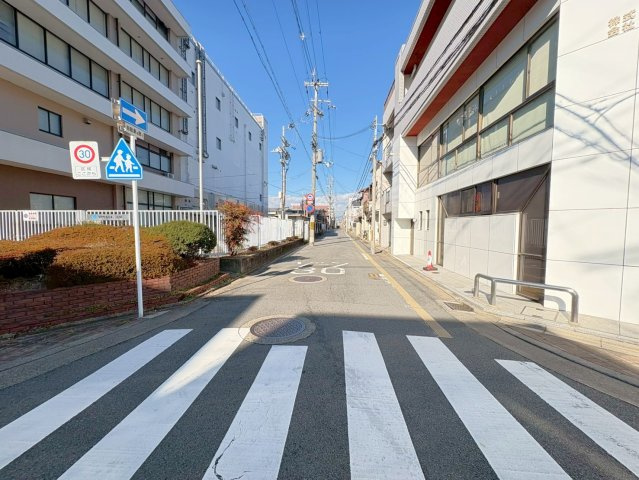 店舗・事務所として使用可能◆収益運用にも◆角地◆南区西九条東比永城町の前面道路含む現地写真|前道