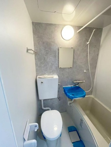 【トイレ】 | ライオンズマンション東池袋第２ | 洗面台とトイレは一体型の仕様。洗面まわりの壁はニュアンスあるライトグレーで、空間のアクセントに。