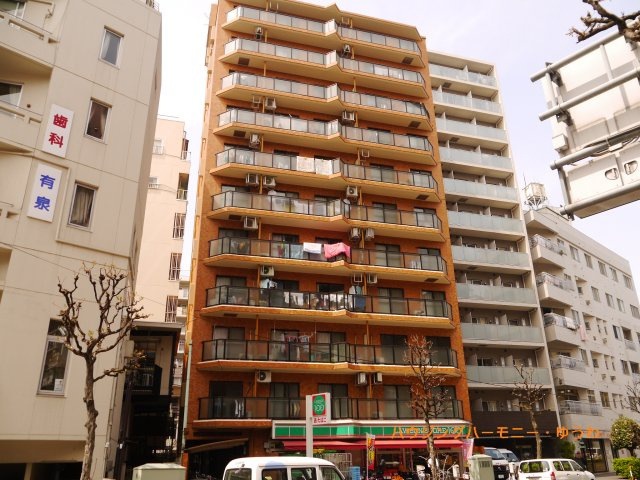 【外観】 | ライオンズマンション東池袋第２ | 陽光浴びる外観がシンプルな外観をより際立たせ、人々の記憶に存在感を植え付けます。
